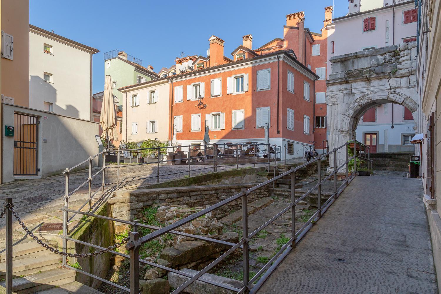Casa Vacanze Penelope In Centro Storico Trieste Bagian luar foto