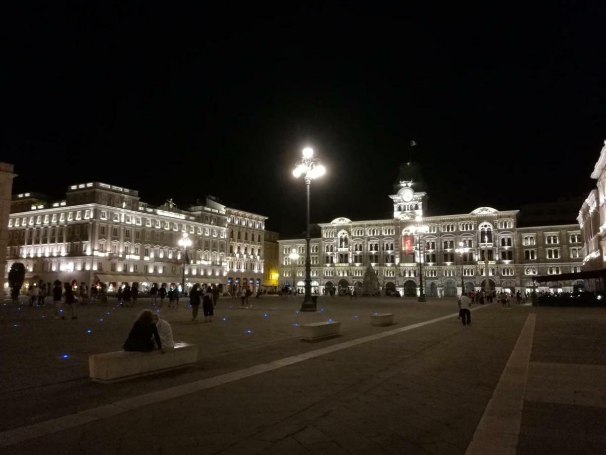 Casa Vacanze Penelope In Centro Storico Trieste Bagian luar foto